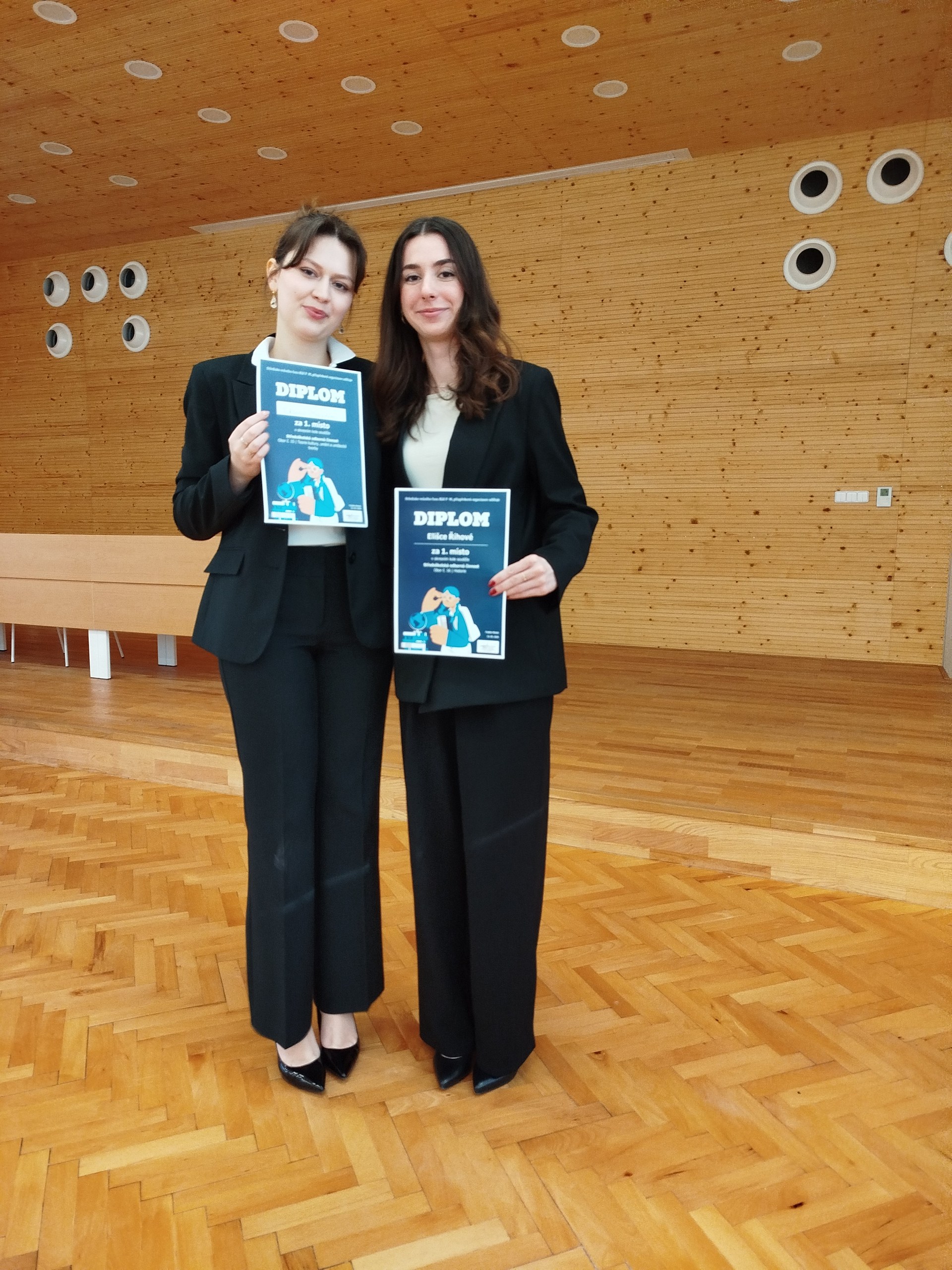 Zlatý úspěch našich studentek v okresním kole SOČ